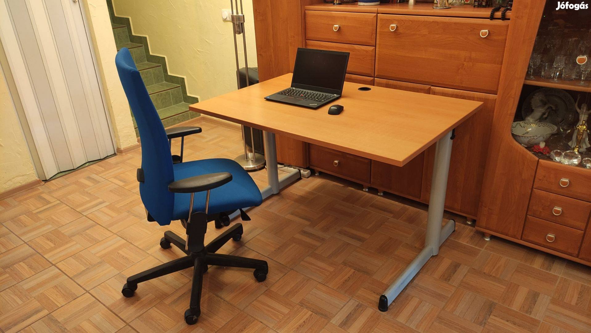 Steelcase irodai asztal (120 x 80 cm) és forgószék eladó