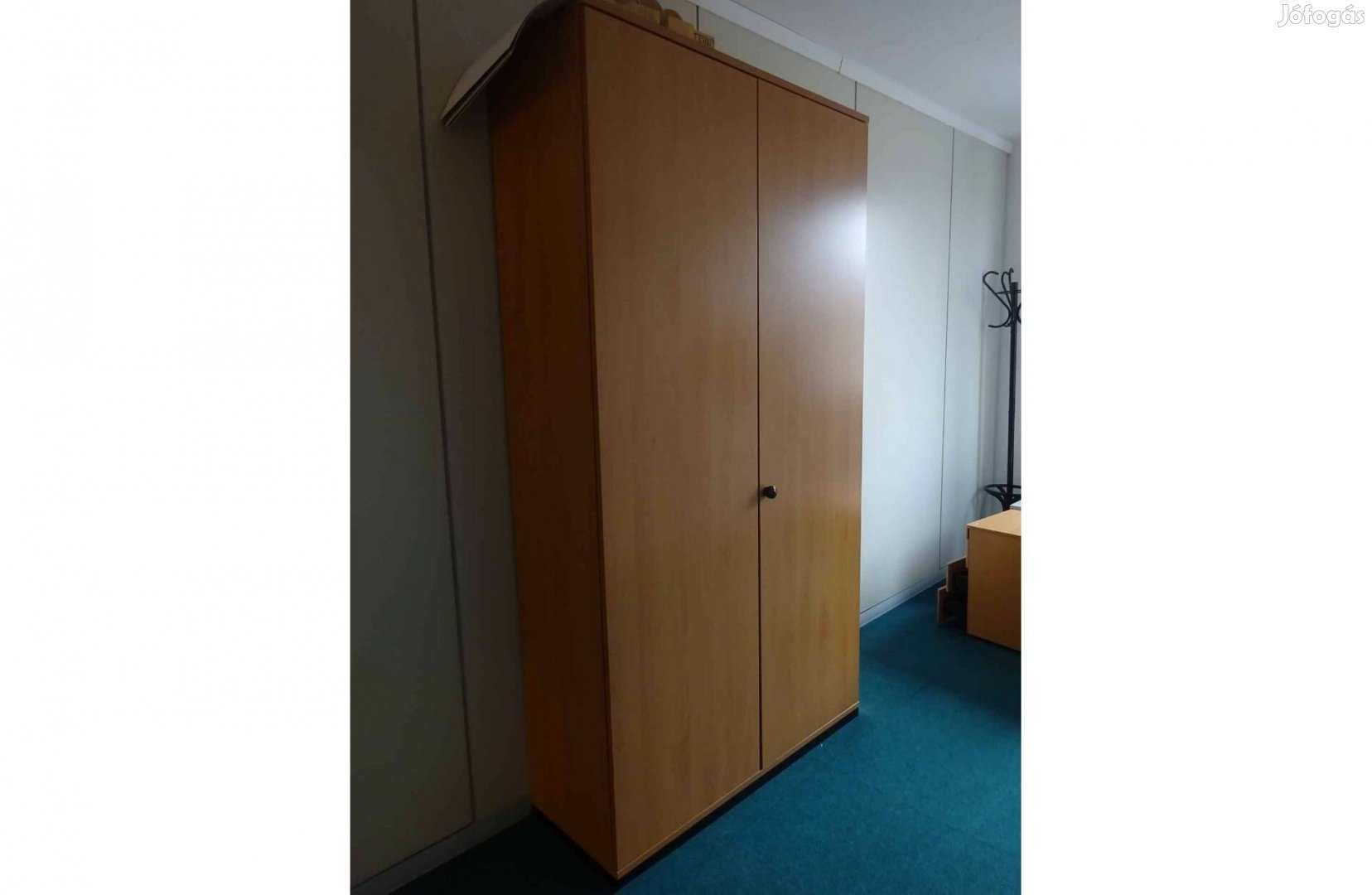 Steelcase szekrény, magas, 2 ajtós, belül polcos - használt irodabútor