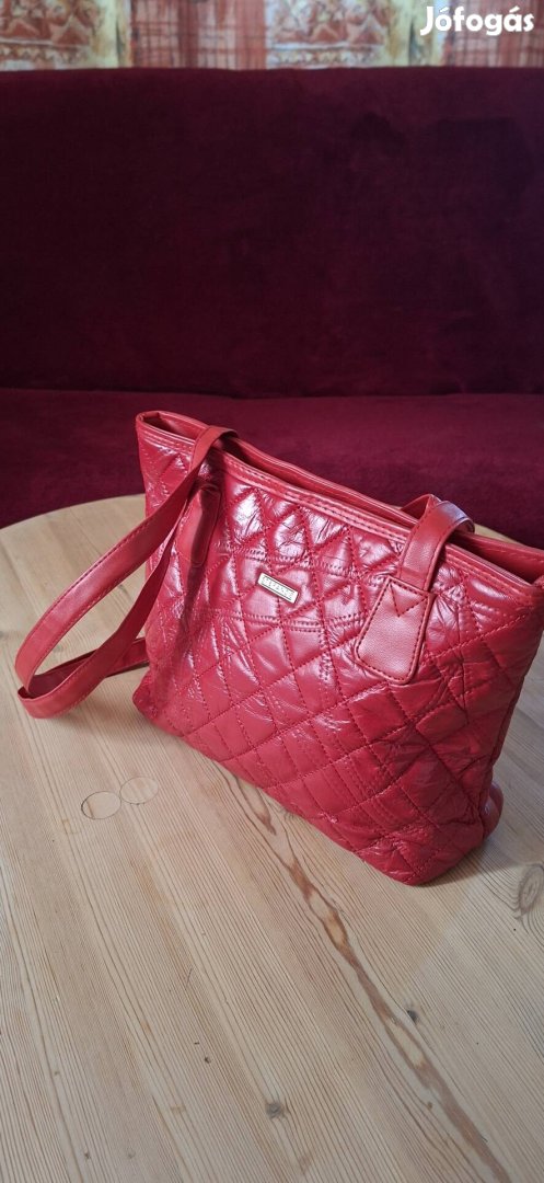 Stefano piros lakk hatású tűzött női válltáska -