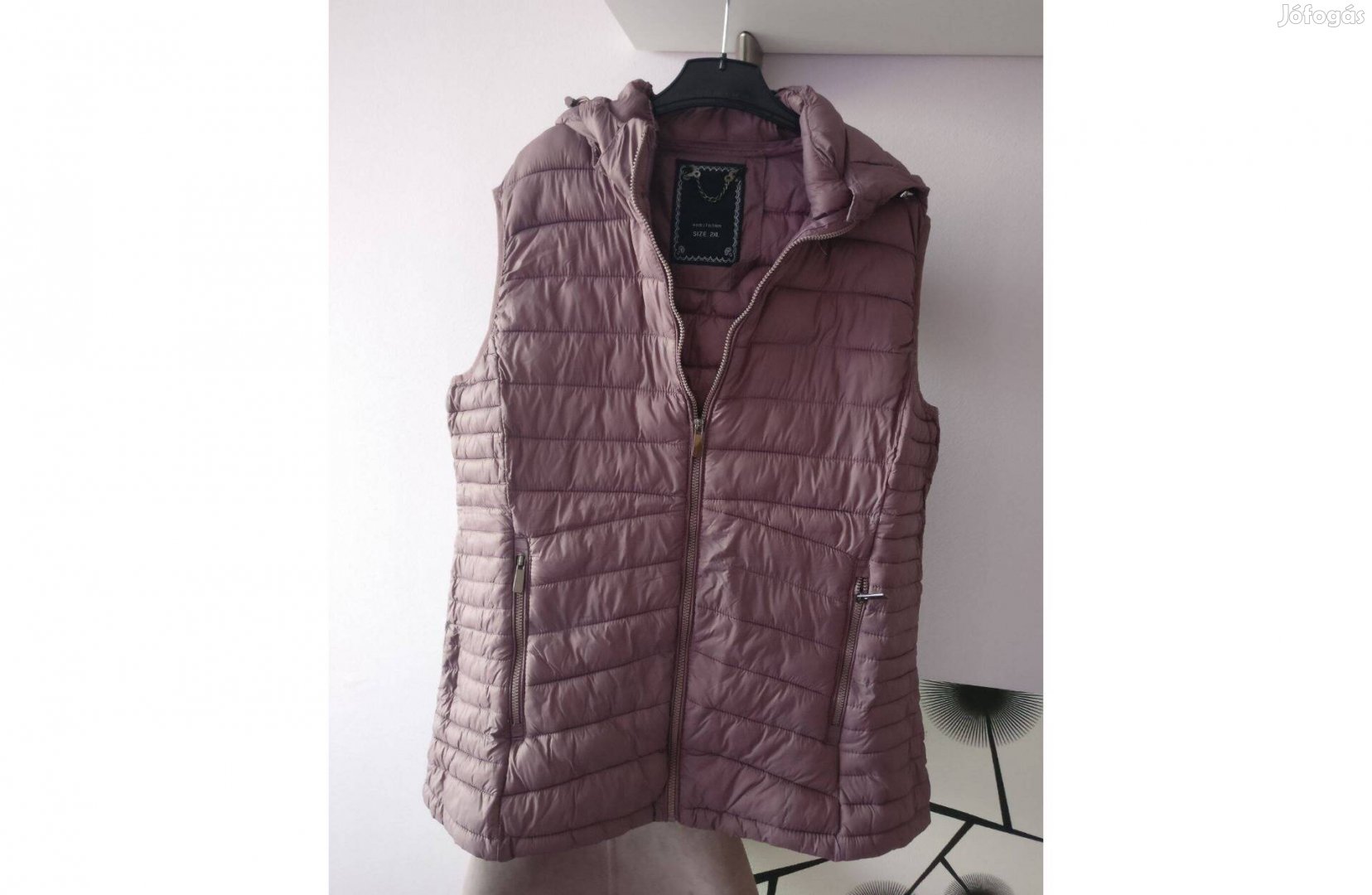 Steppelt kapucnis mellény