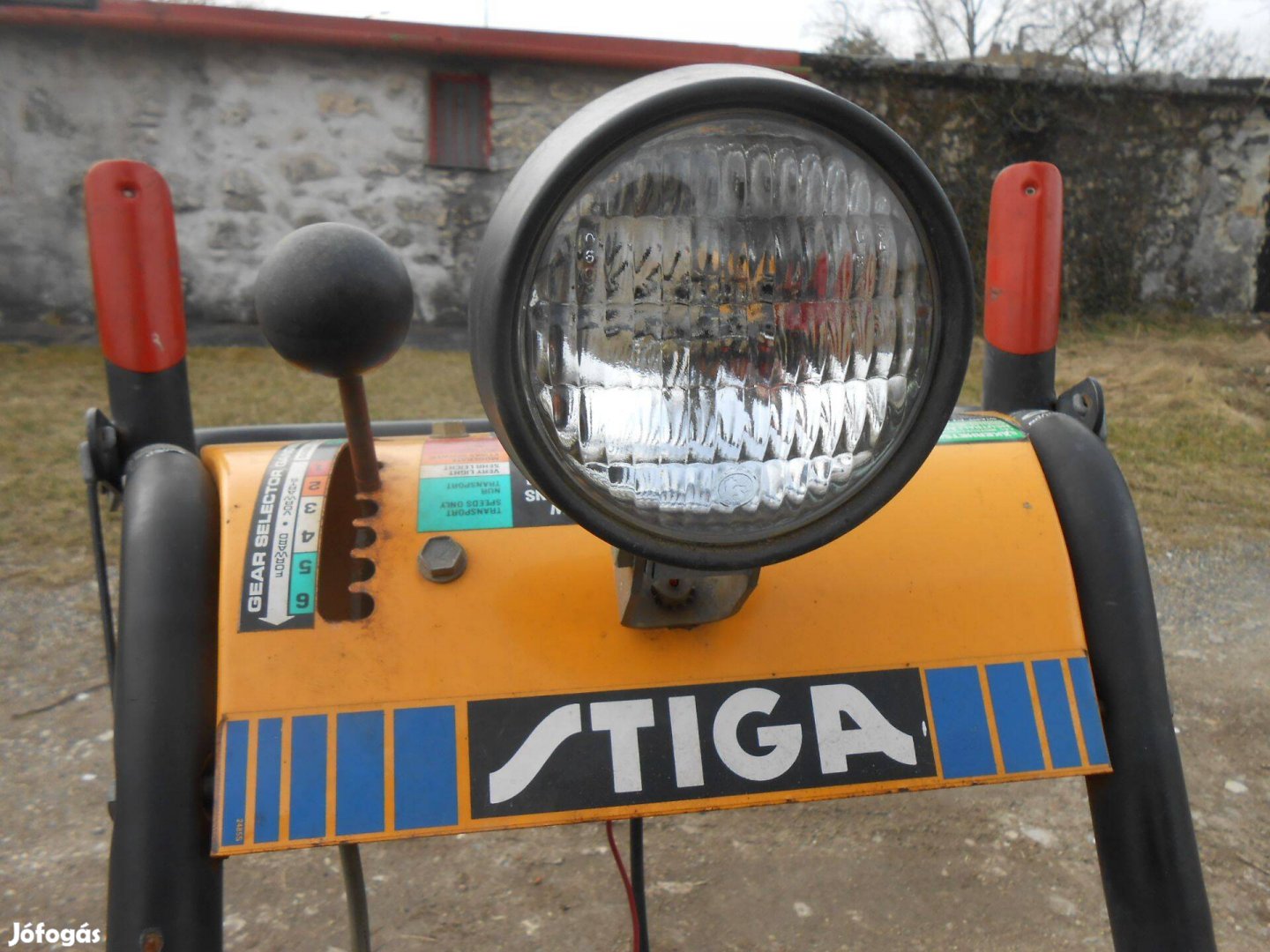 Stiga 1132-es tipusú,11 lovas régi Japán briggsmotoros hómaró