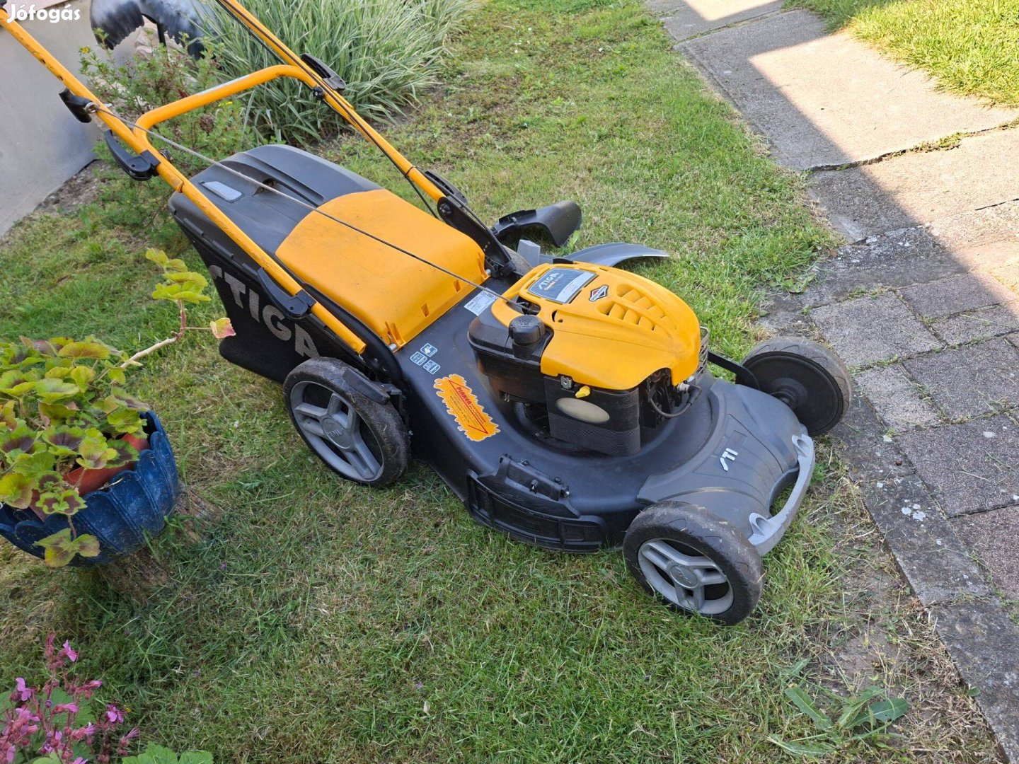 Stiga önjárós briggs motoros fűgyűjtős fűnyíró