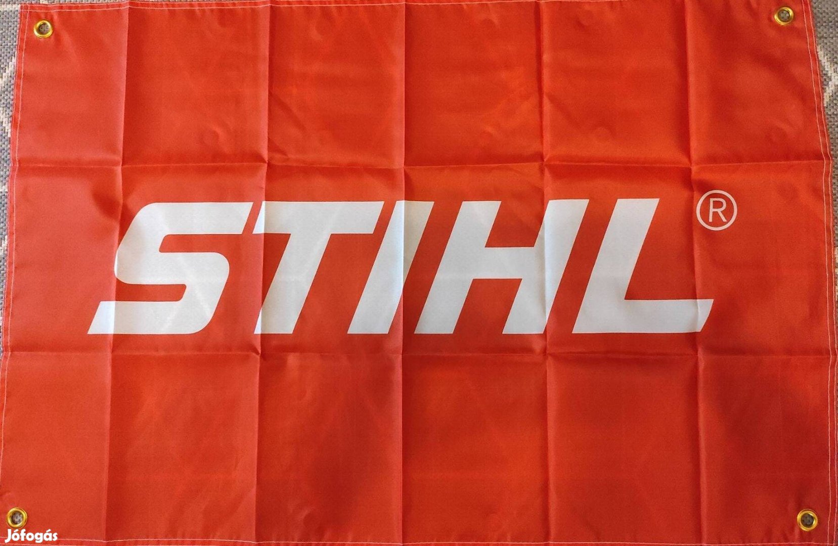 Stihl feliratú dekoráció, zászló