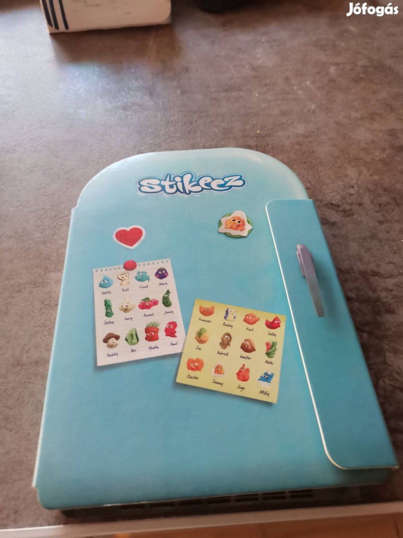 Stikeez Hütőszekrény az összes figurával. 