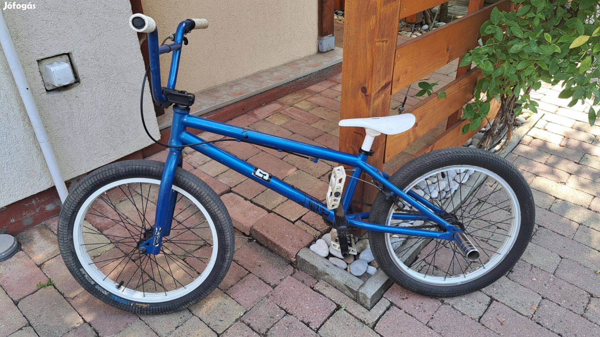 Stolen vázra épített BMX