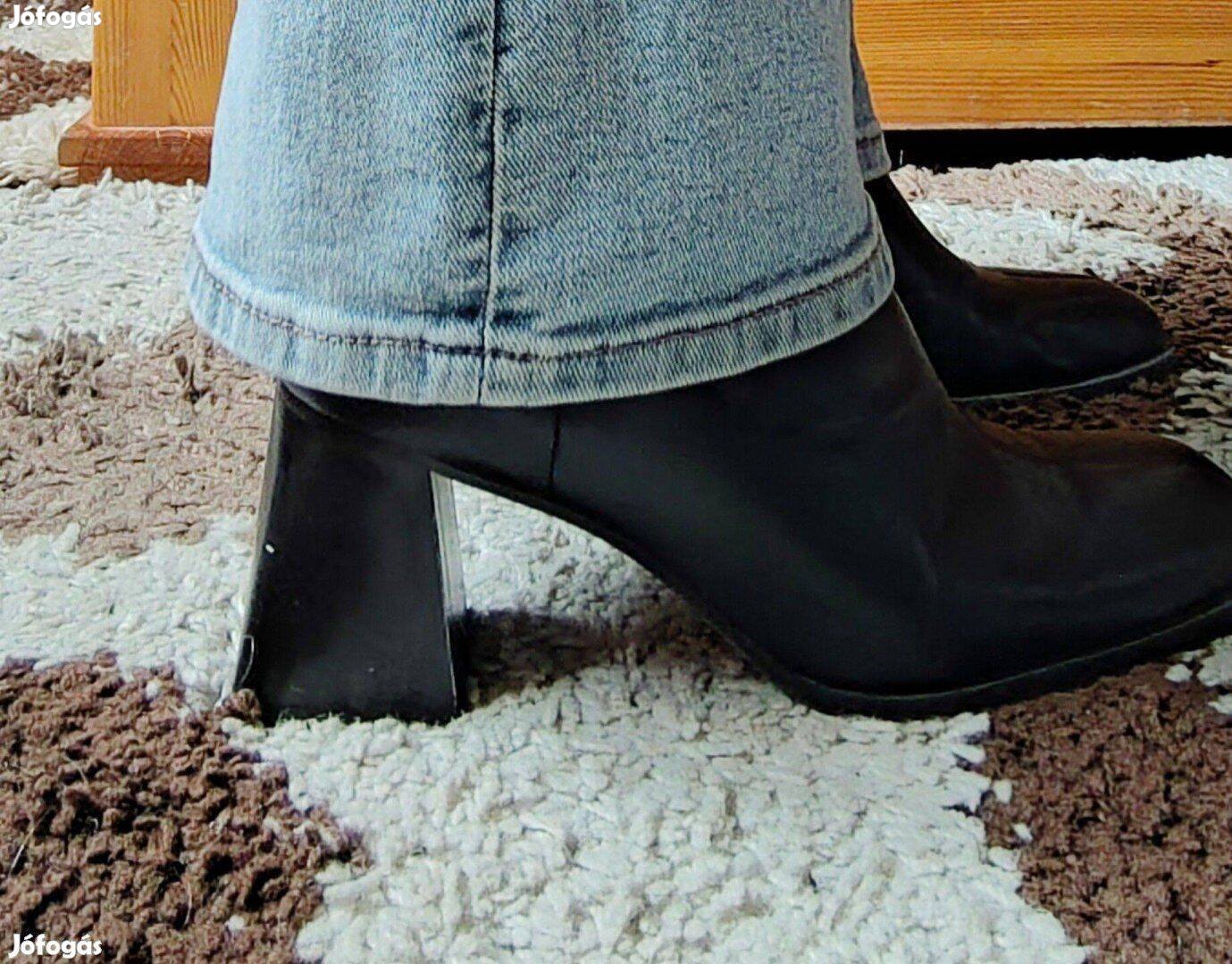 Stradivarius női 39es bokacsizma