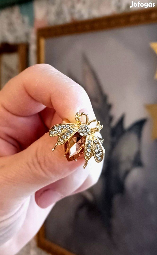 Strasszos méhecske bross