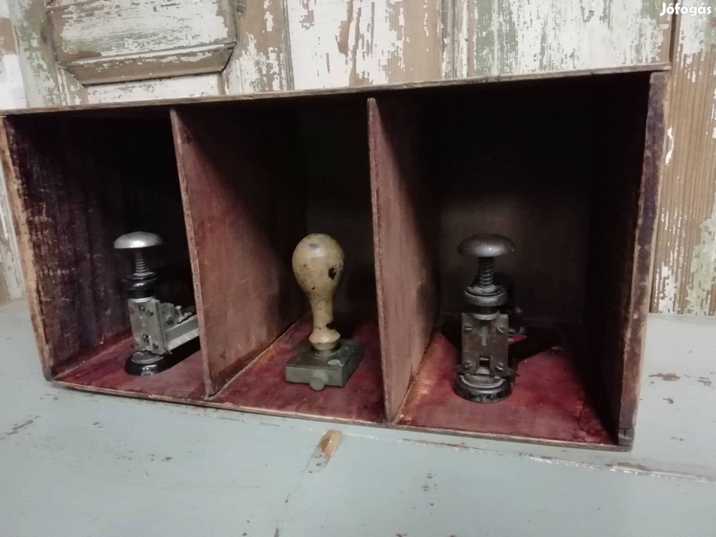 Studium tűzőgépek, 2 darab és egy régi pecsét, fa dobozban egyben