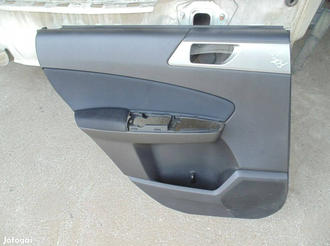 Subaru Forester III bal hátsó ajtókárpit