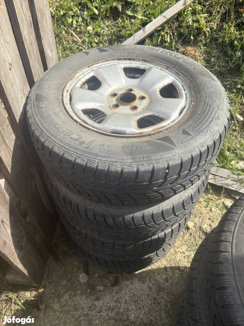 Subaru Forester lemez felni lemezfelni Hankook 205/70r15 téli gumival