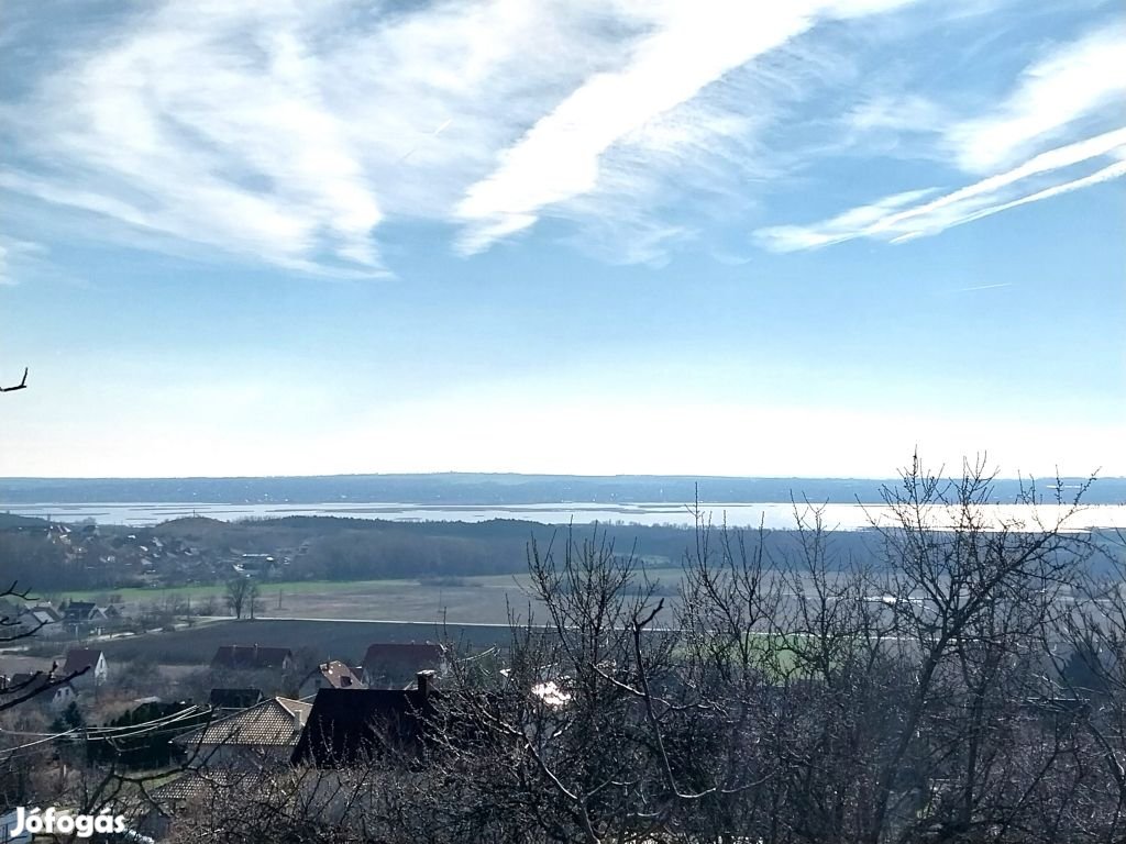 Sukorón lakóház eladó! Csodás egyedi panoráma a Velencei-tóra!