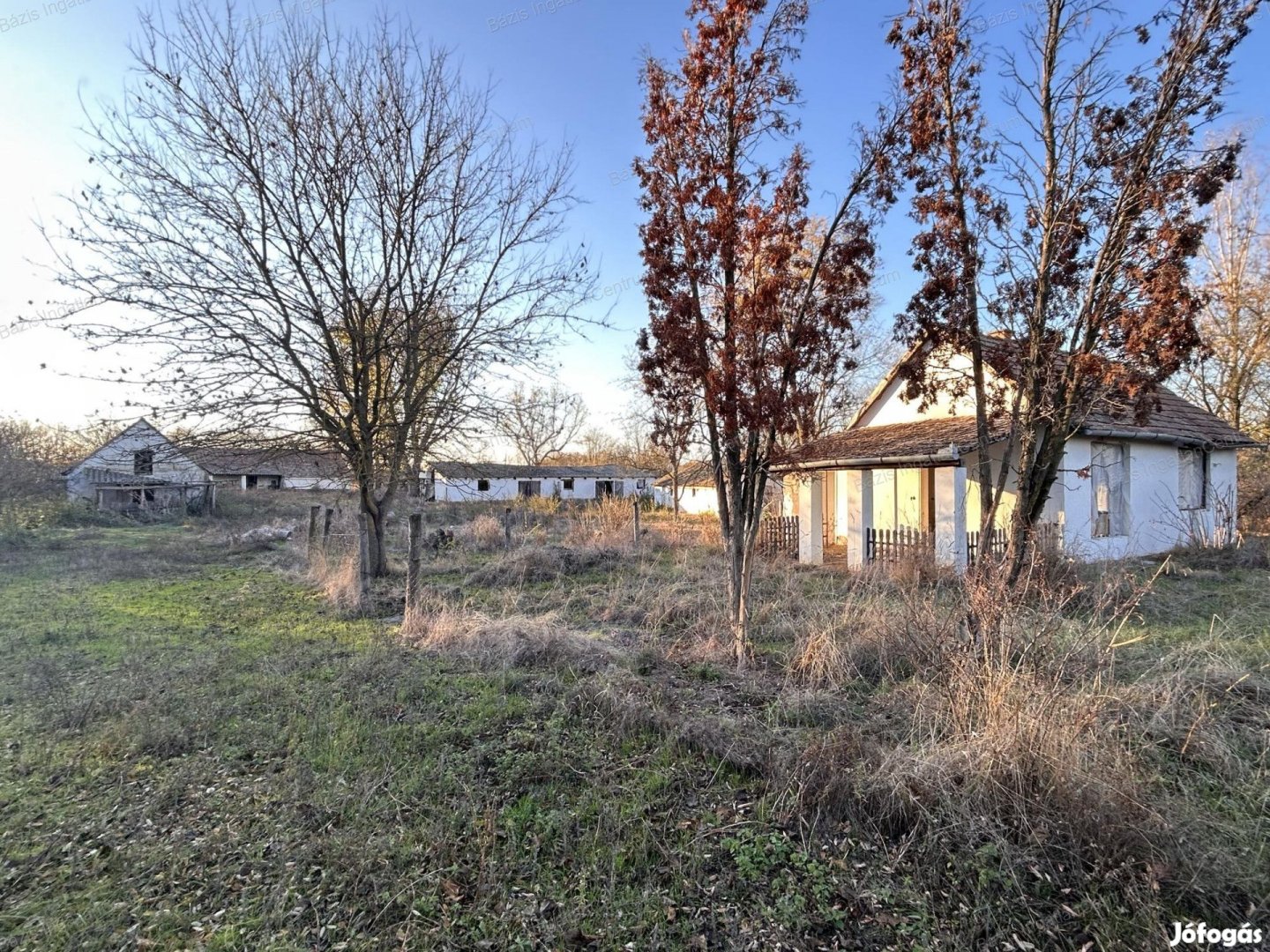 Sükösd település szélén eladó egy állattartásra alkalmas