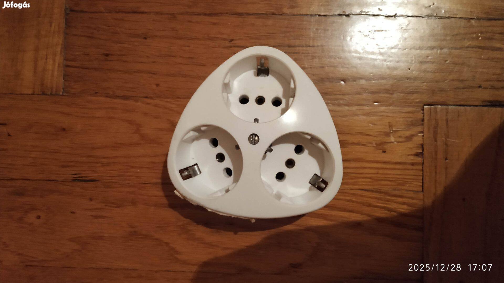 Sülyesztett 3 kiállású földelt dugalj