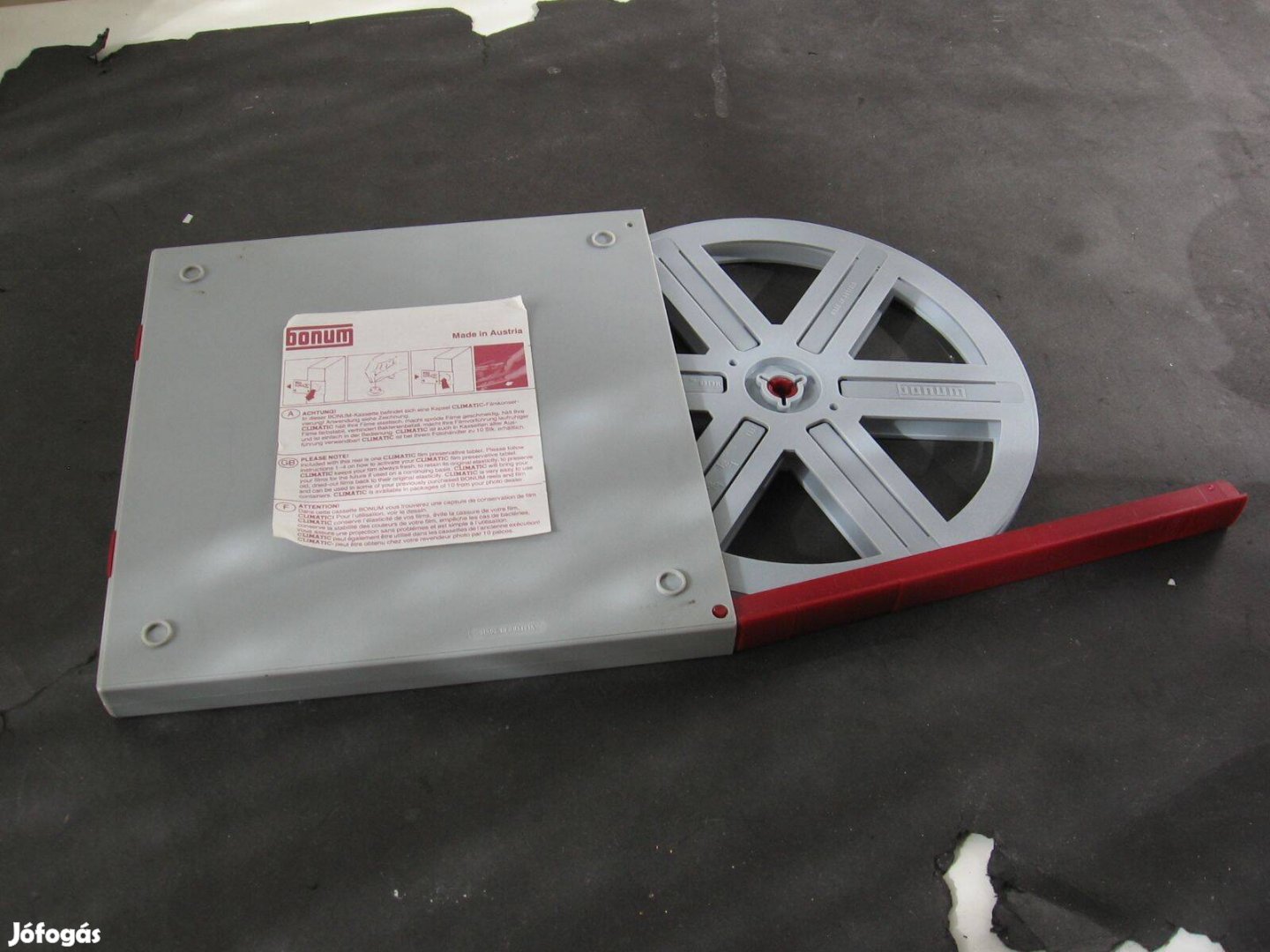 Super 8 mm-es film orsó tokjában