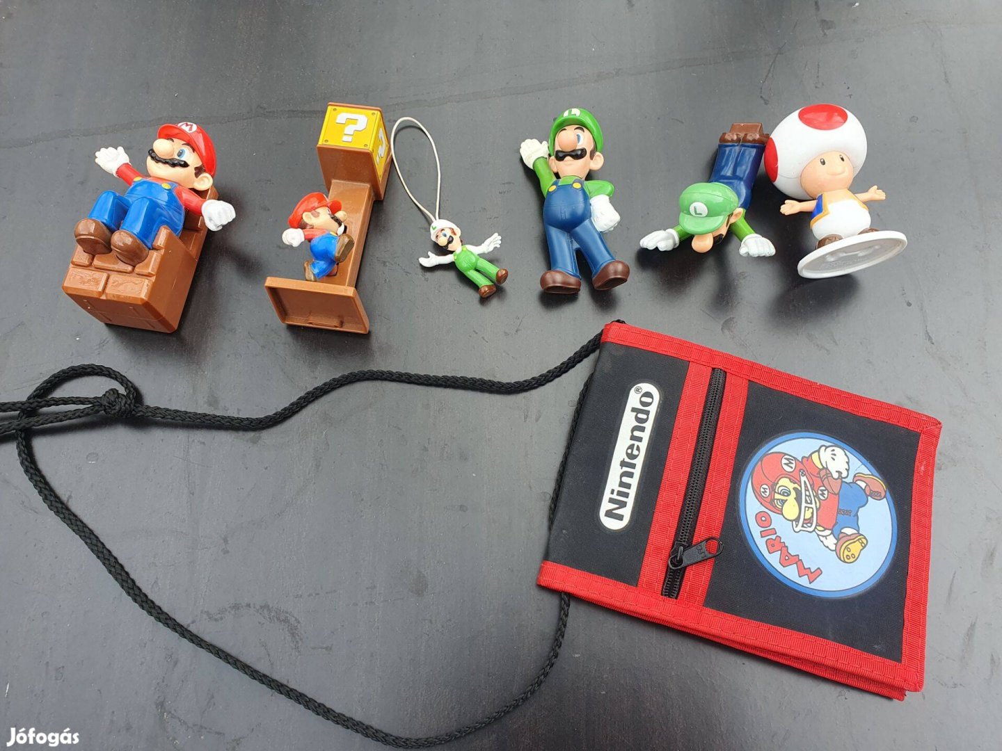 Super Mario és Luigi figurák, Nintendo kis táska, póló, szemüveg