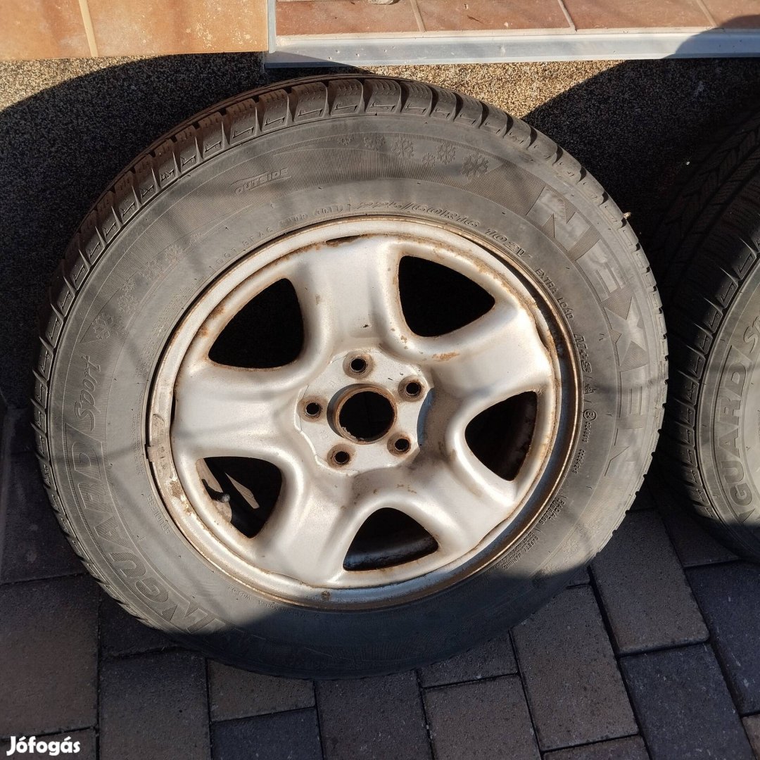 Suv 235/60R16 gumiakroncs lemez felnin