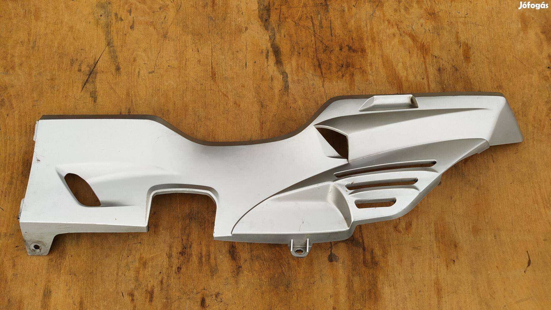 Suzuki Burgman 250 - 400 (merci lámpás) taposó alatti idom balos ezüs