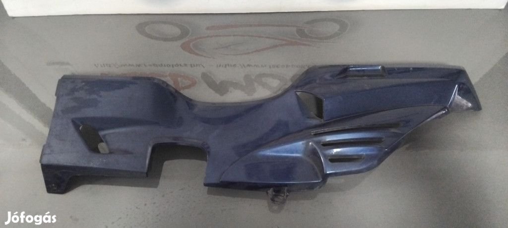 Suzuki Burgman 400 Bal alsó burkolat