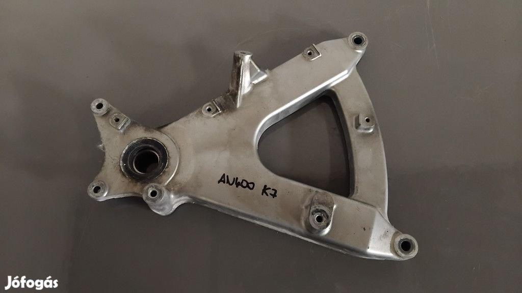 Suzuki Burgman 400 K7 Kipufogó tartó konzol