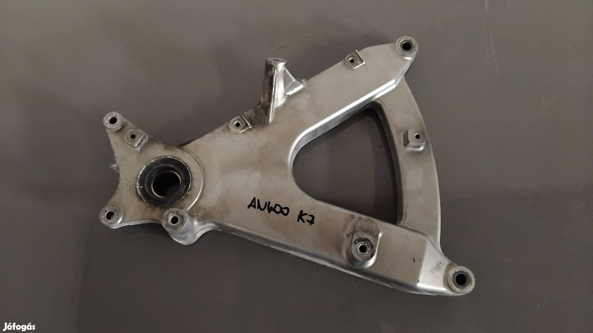 Suzuki Burgman 400 K7 Kipufogó tartó konzol