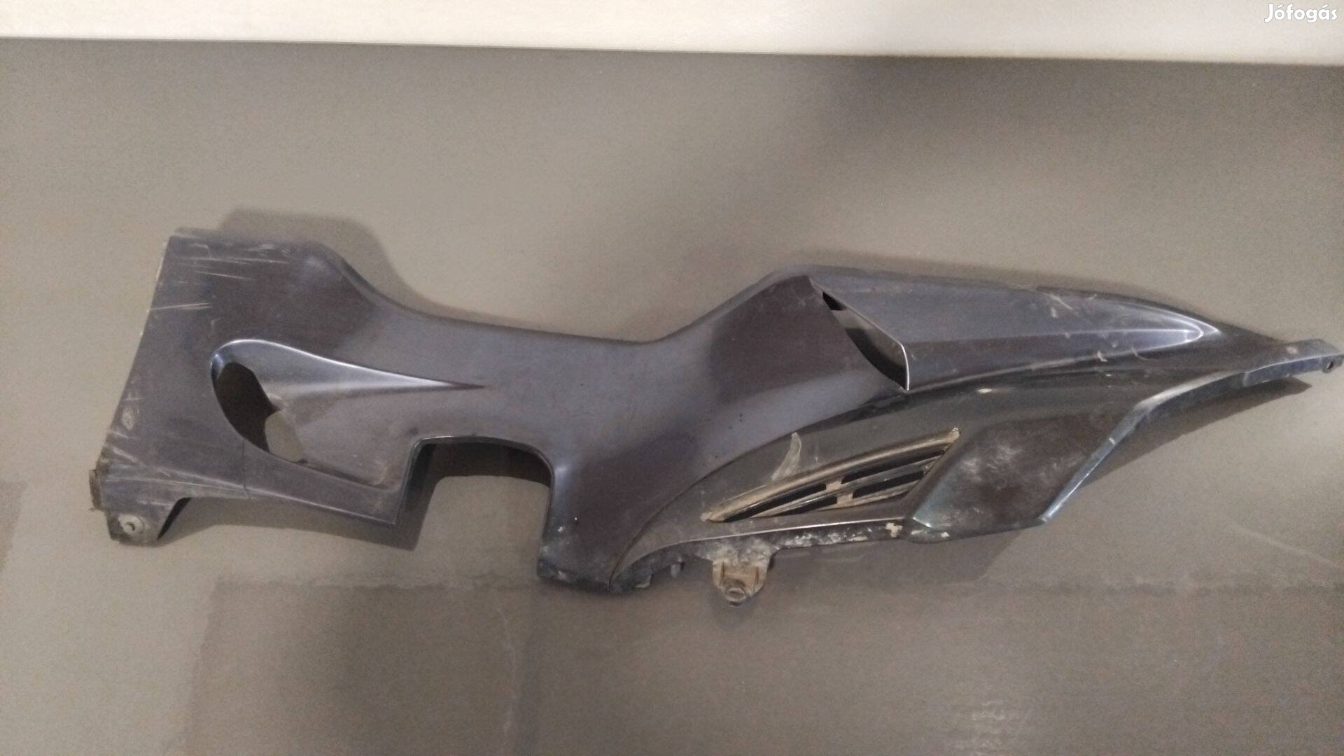 Suzuki Burgman 400 '98-00 Bal oldali burkolat | 48181-14F10 | Sérült