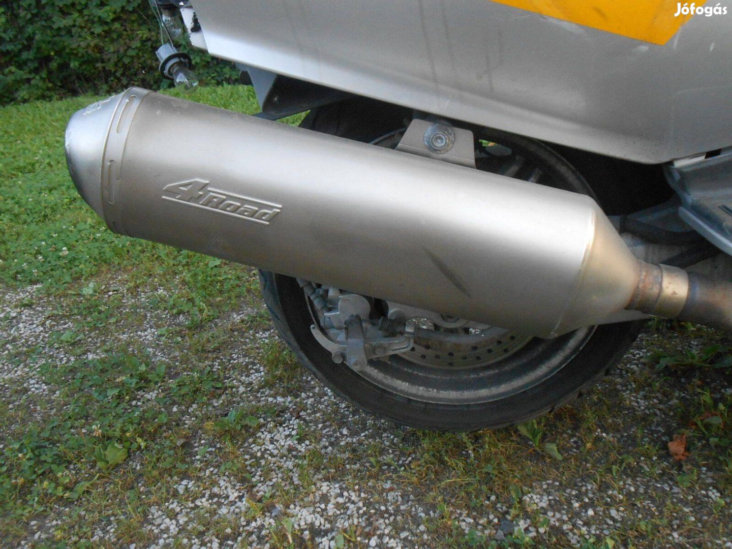 Suzuki Burgman 650,2004-es,Osztrákról: Leo Vince 4 Road sportkipufogó