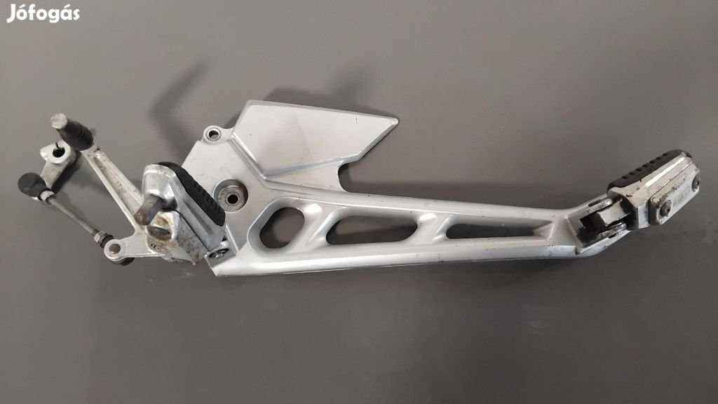 Suzuki GSR 600 - Bal oldali lábtartó konzol tüskékkel, váltókarral