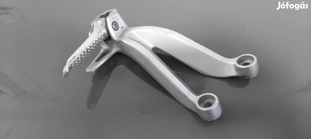Suzuki GSXR 750 K1 Bal hátsó lábtartó konzol, tüskével
