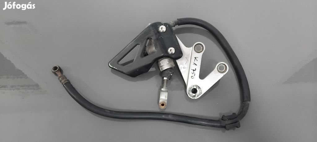 Suzuki GSXR 750 K1 Jobb első lábtartó konzol, fékmunkahengerrel