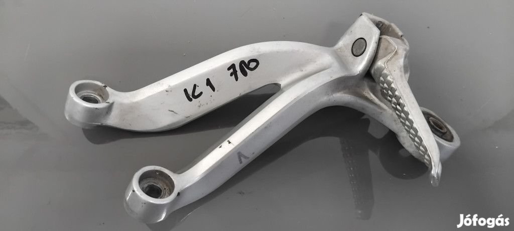 Suzuki GSXR 750 K1 Jobb hátsó lábtartó konzol, tüskével