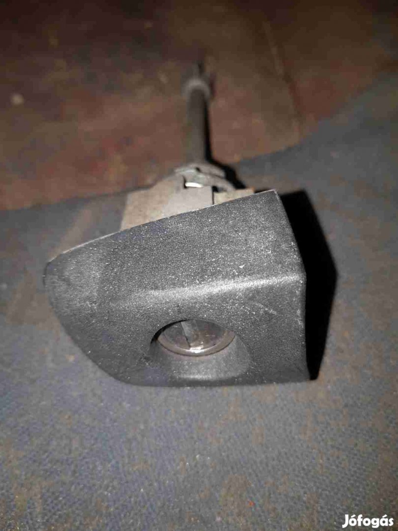 Suzuki Grand Vitara 05- Jobb Első Ajtó Zárbetét