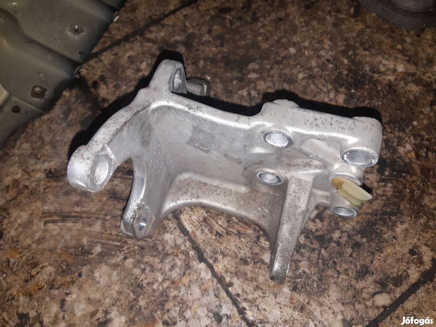 Suzuki Grand Vitara 05- Kormányszervó Szivattyú Tartó Bak