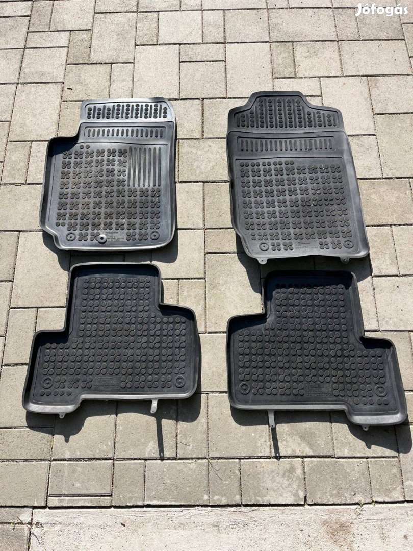 Suzuki Grand Vitara gumiszőnyeg garnitúra