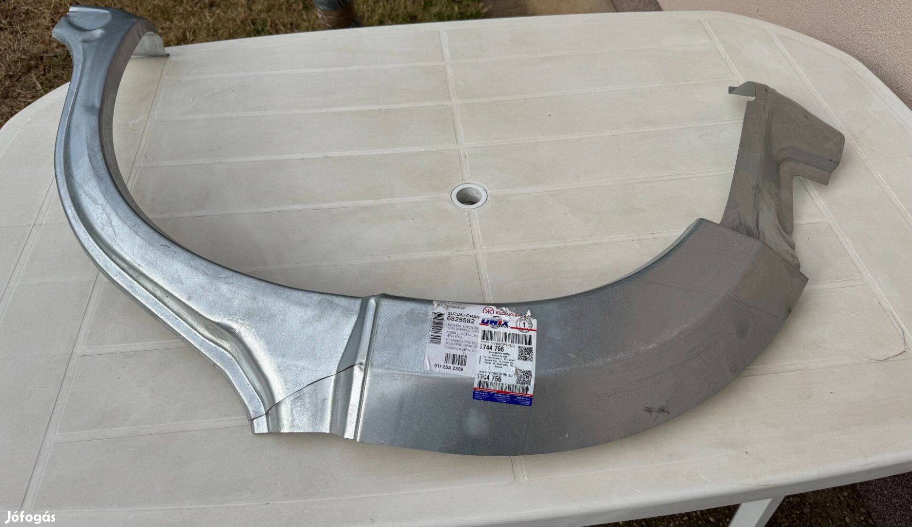 Suzuki Grand Vitarához való originál sárvédő javítóív (jobb)