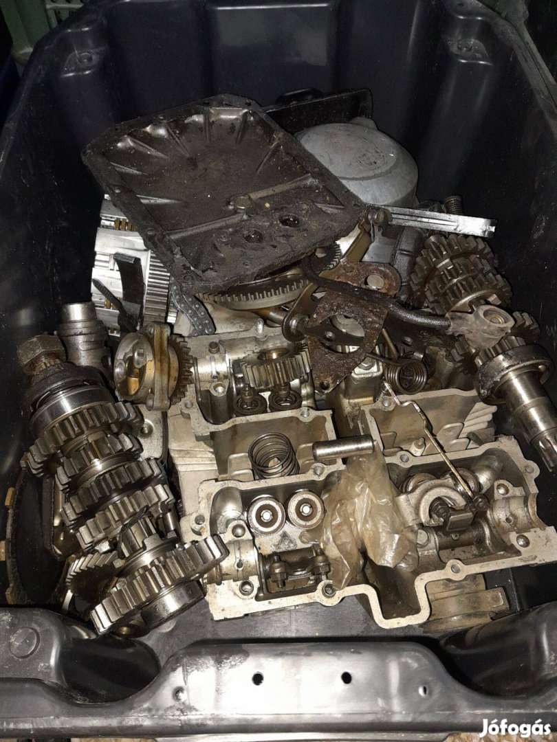 Suzuki Gsx 250 alkatrész , hengerfej