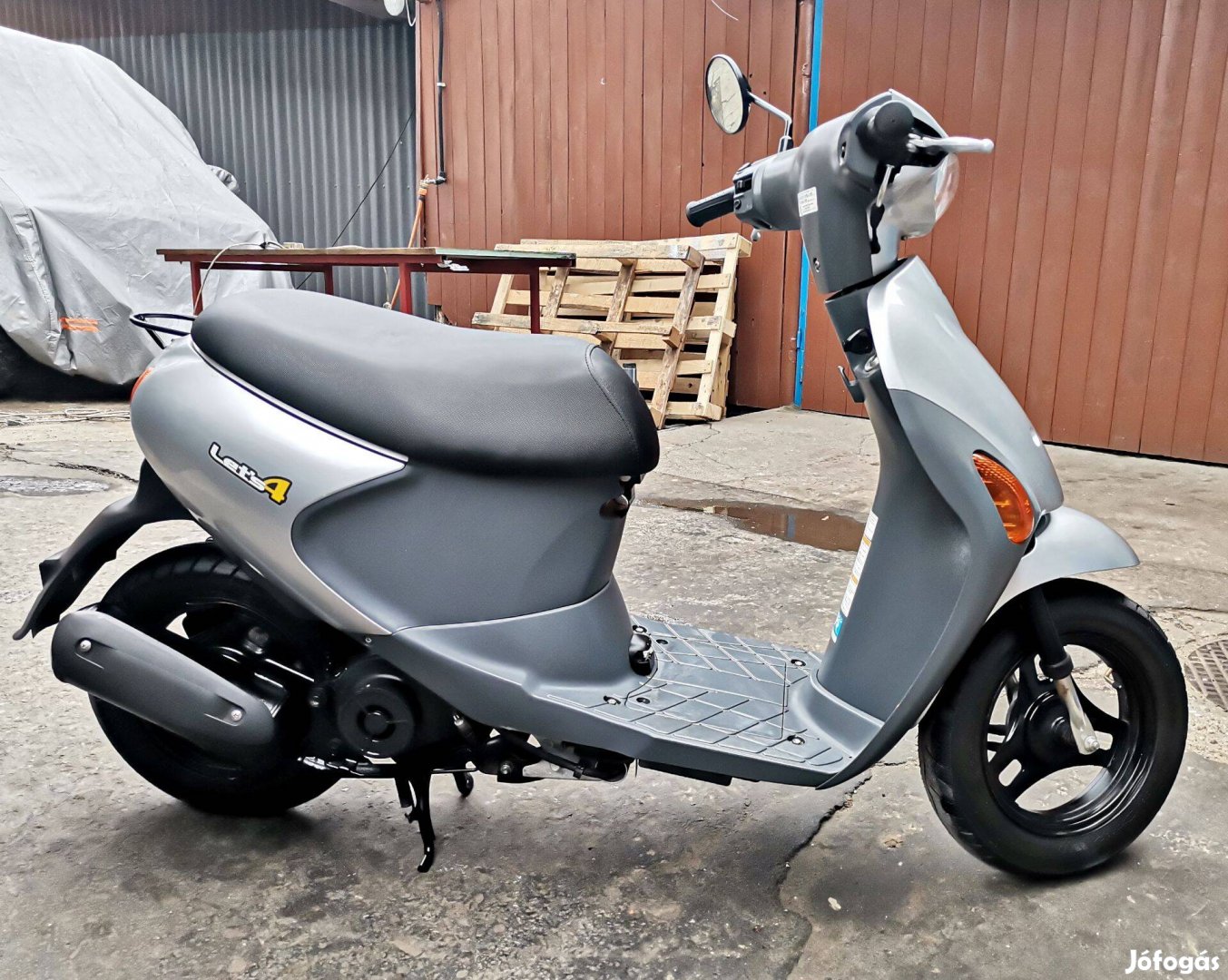 Suzuki Lets 4 négyütemű robogó