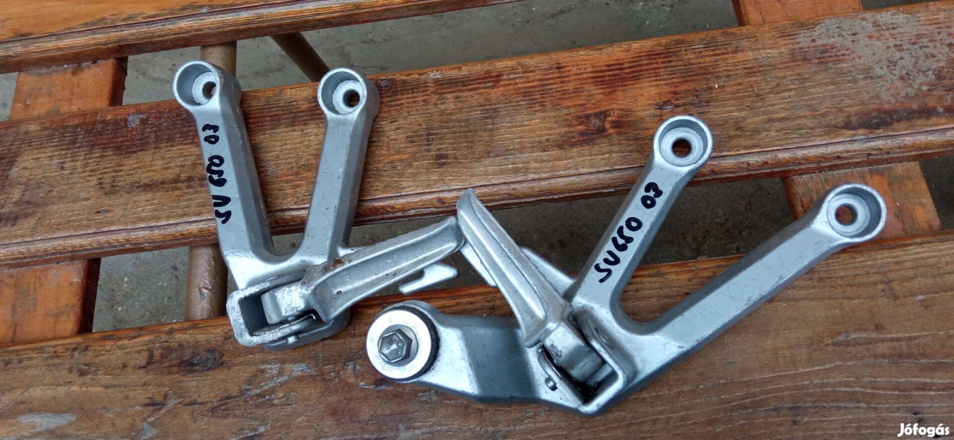 Suzuki SV650 hátsó lábtartó konzol pár