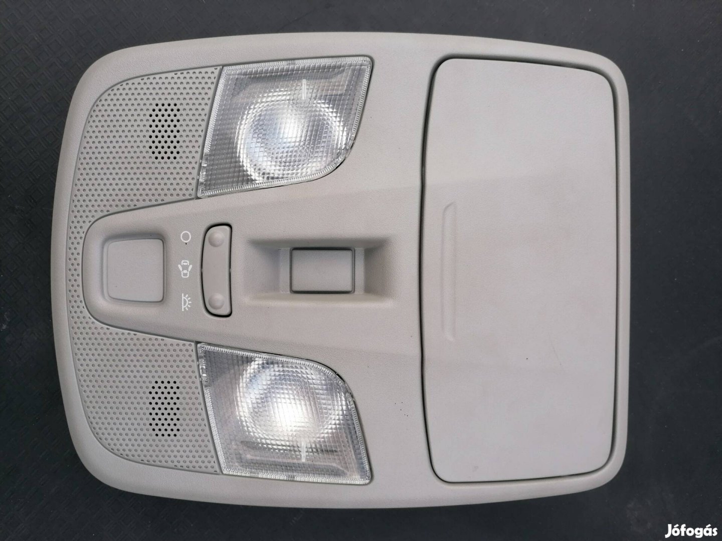 Suzuki SX4 S-Cross belső világítás elől a tetőn. 