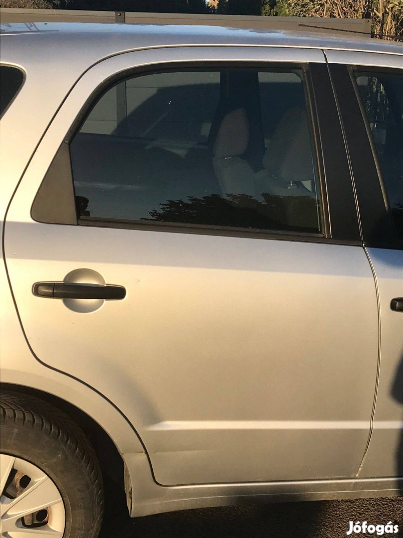 Suzuki SX4 jobb hátsó ajtó eladó ezüst színben