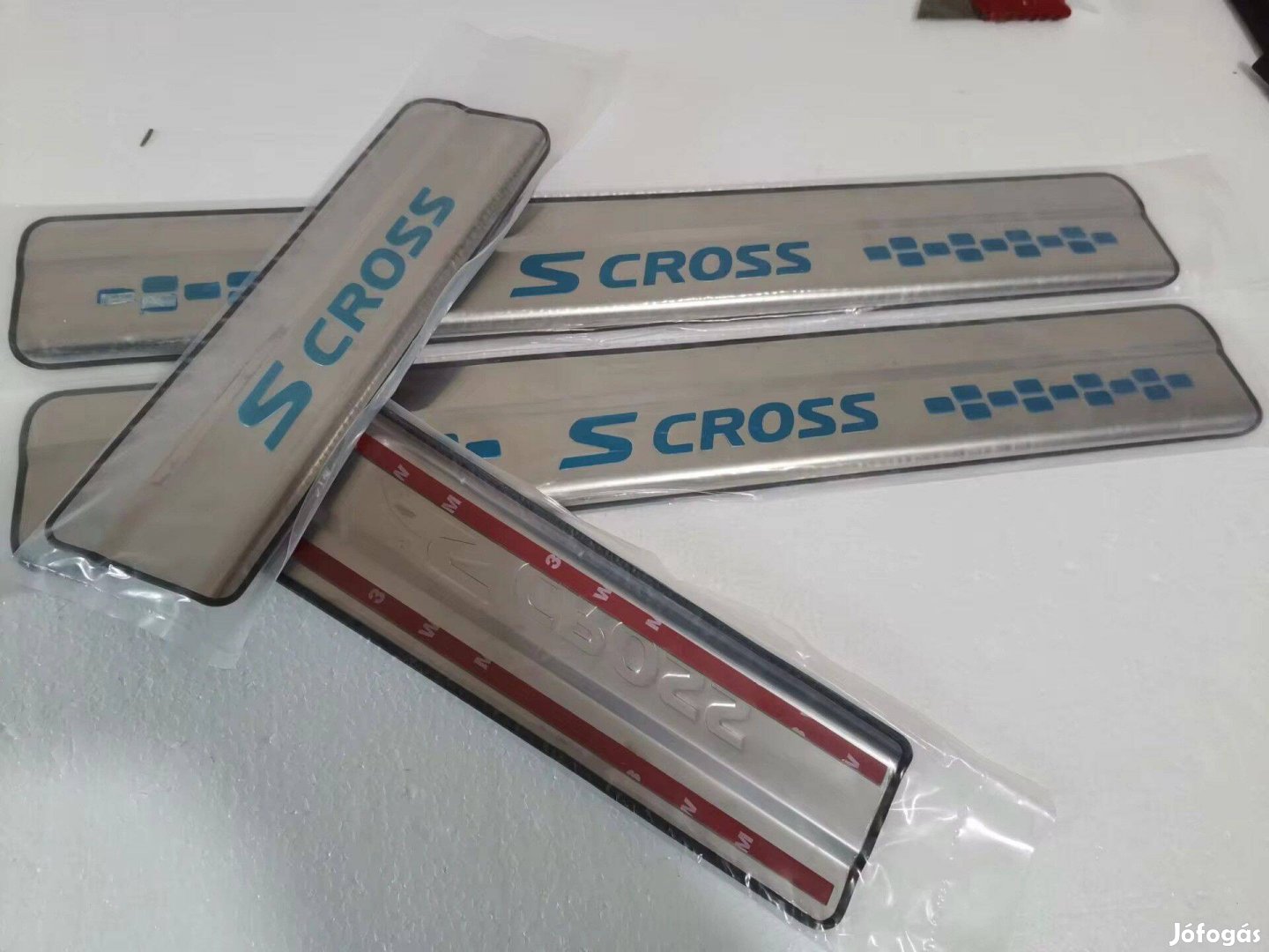 Suzuki S Cross összes típushoz 2013-2025 küszöbvédő szett