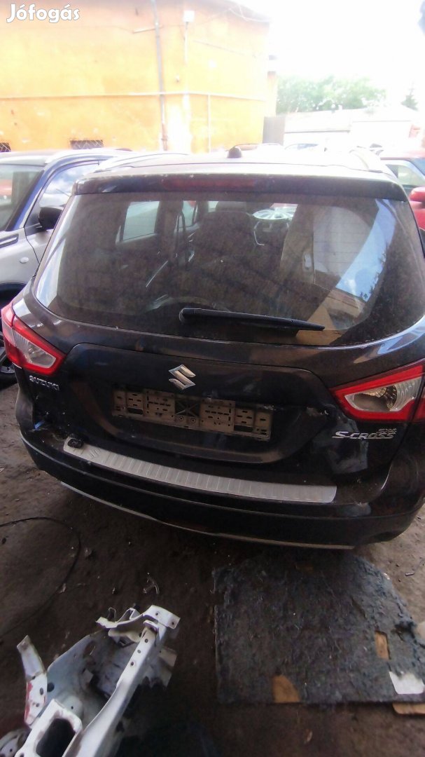 Suzuki S-cross csomagtér ajtó