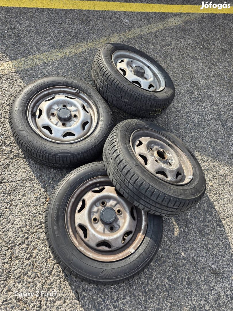 Suzuki Swift 155/70 R13 lemezfelni - nyári gumikkal.