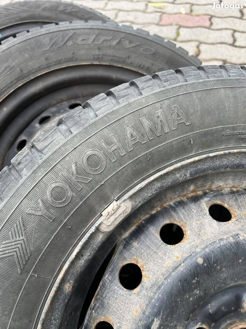 Suzuki Swift 15" acélfelni, Tpms szelepek, 175/65 R15 téligumik