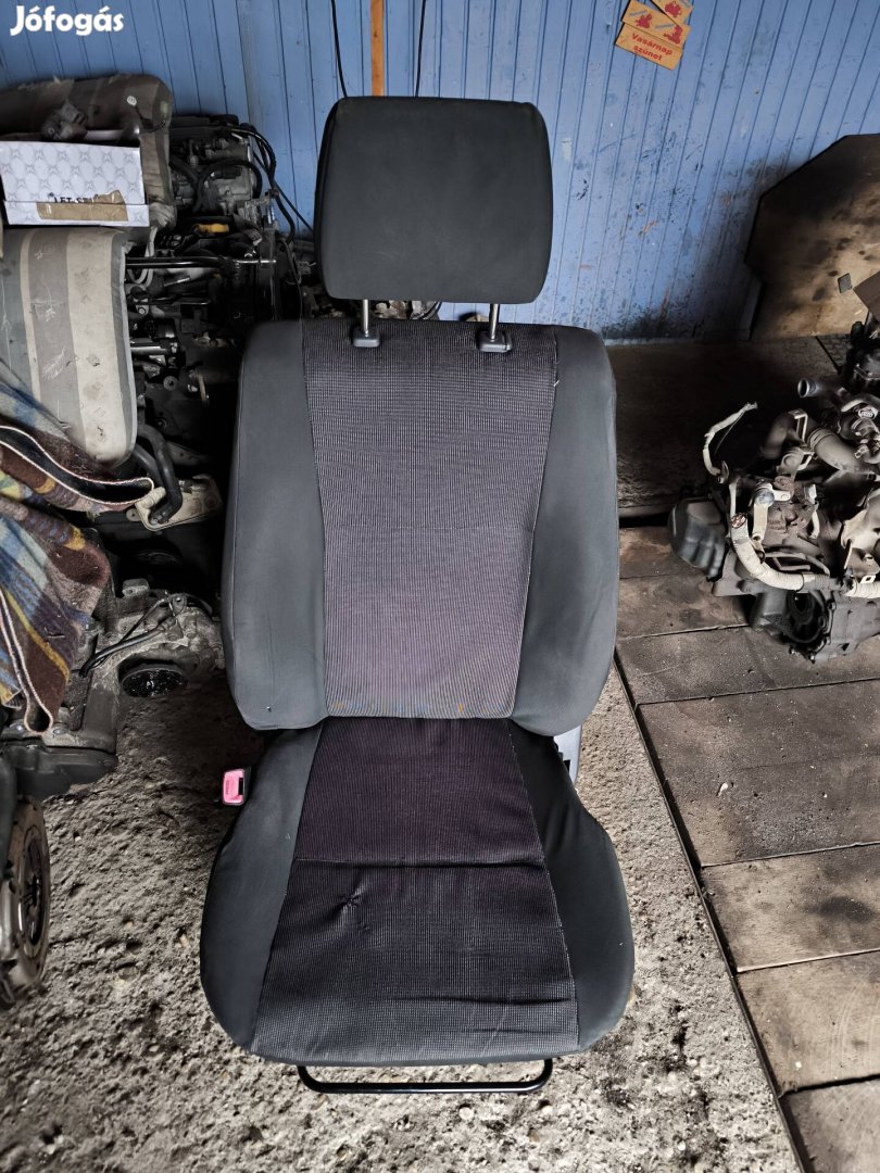 Suzuki Swift 2005-10 bal első ülés nem patika de masszív 