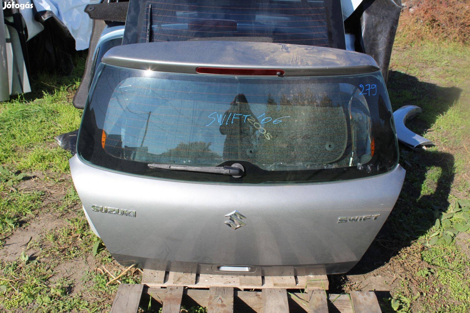 Suzuki Swift 2006 Csomagtérajtó üresen, szélvédővel (279)