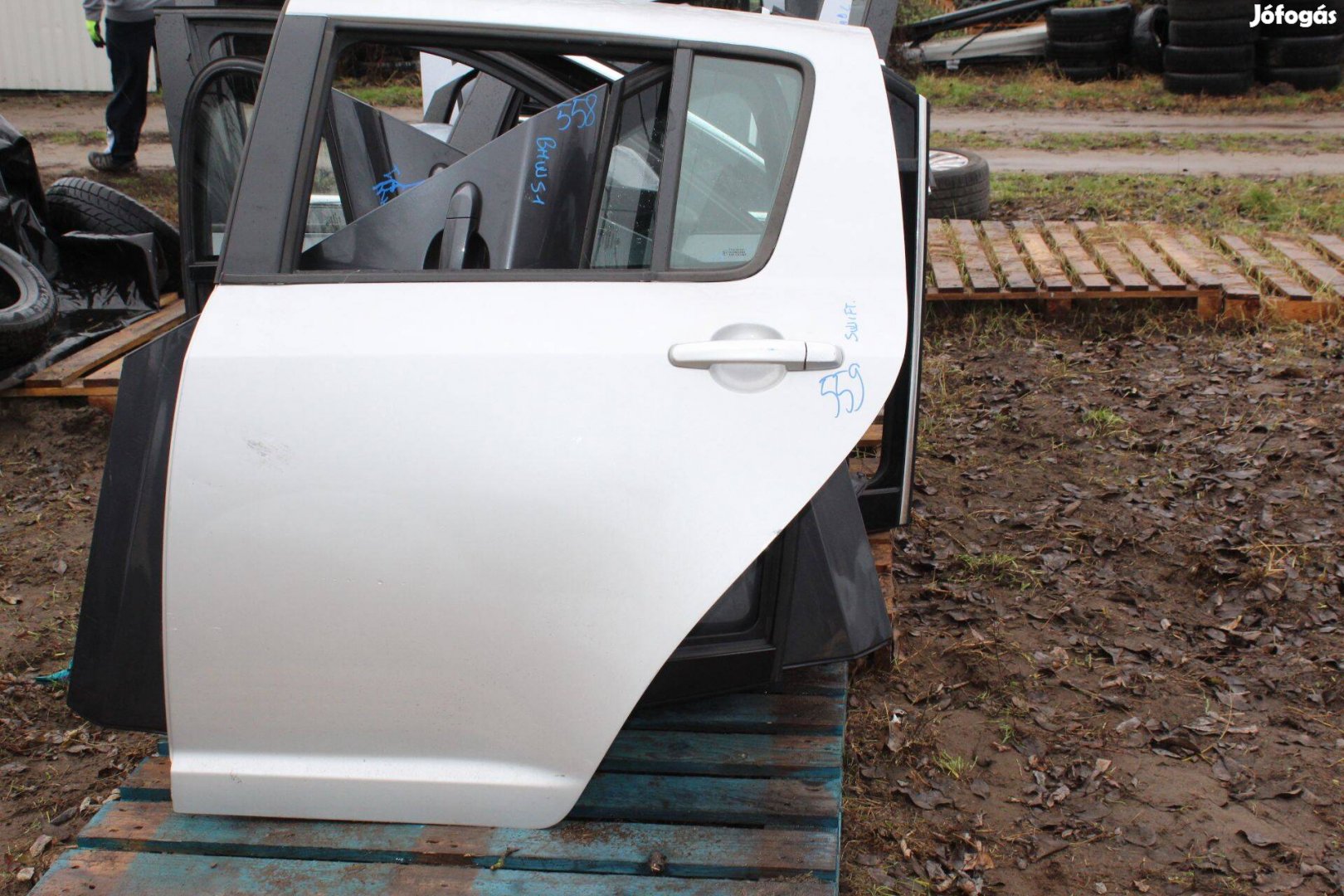 Suzuki Swift Bal hátsó ajtó komplett (559)