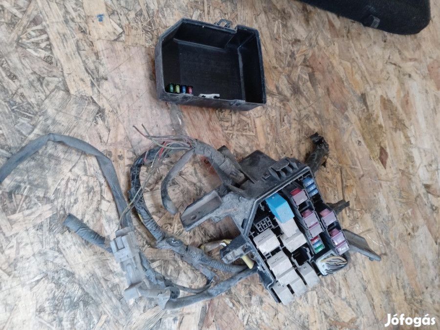 Suzuki Swift III 2004-2010 1.5 16V Benzines Biztosíték Tábla