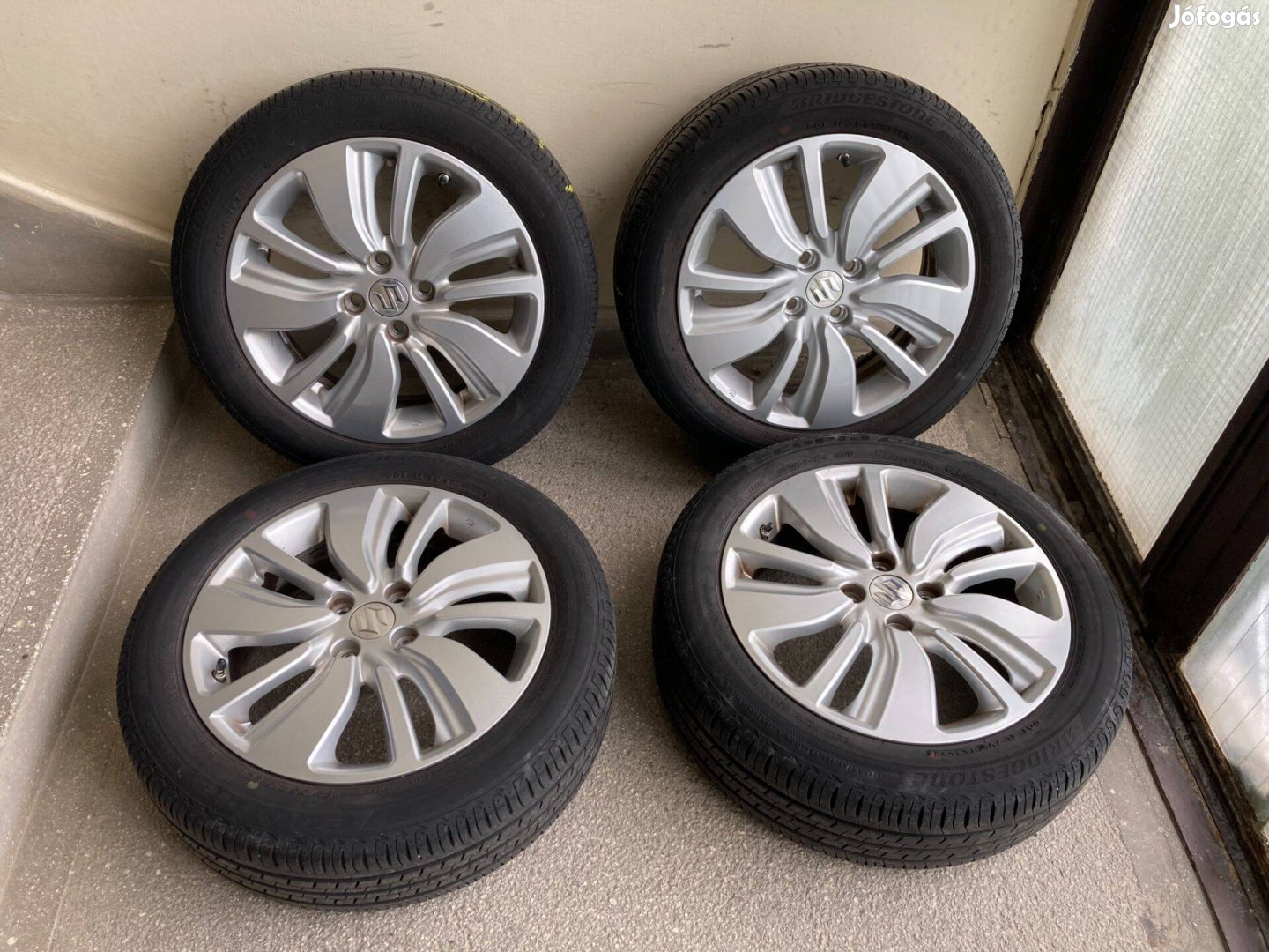 Suzuki Swift (2017- ) gyári 16" alufelni szett Bridgestone gumival