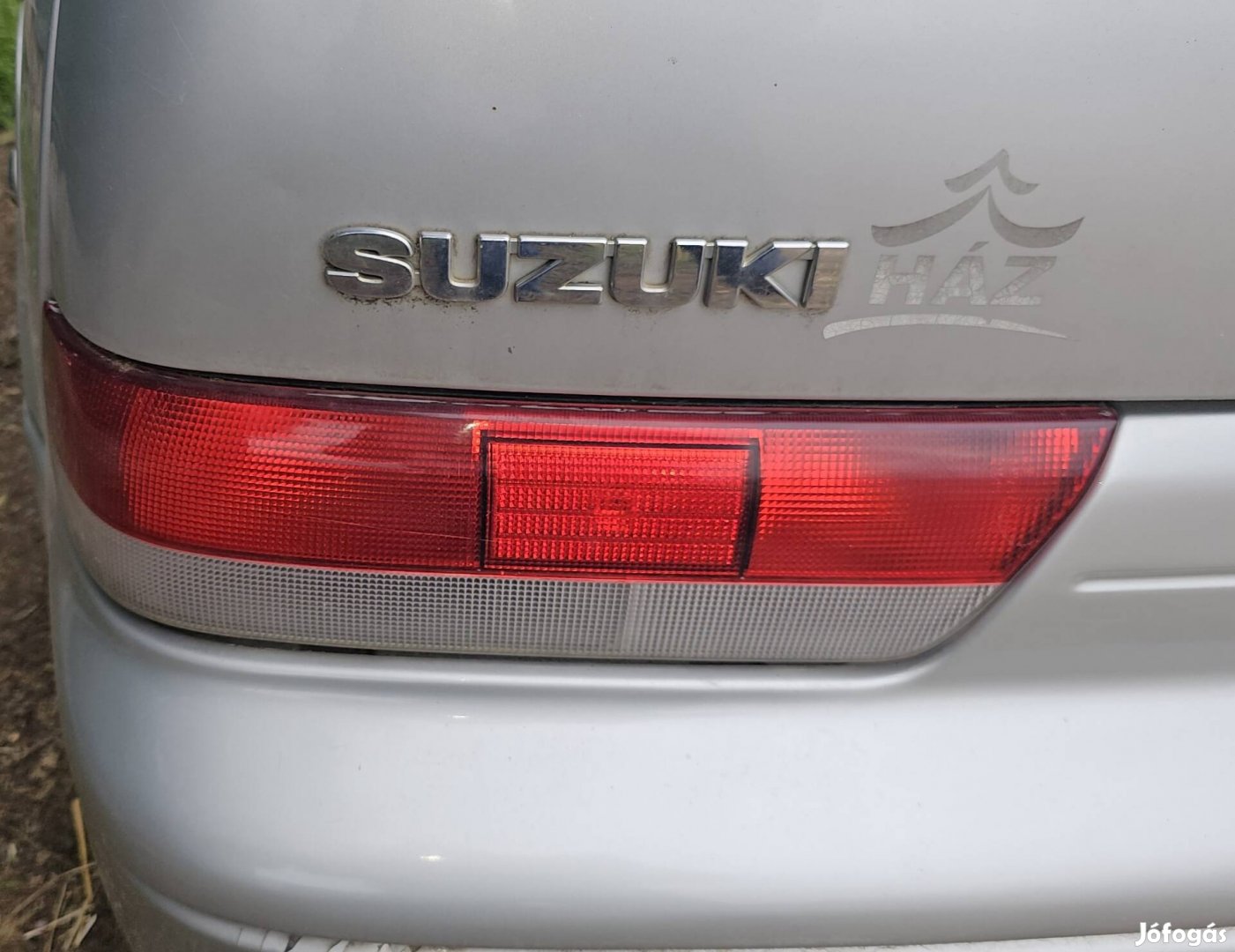 Suzuki Swift bal hátsó lámpa 8000
