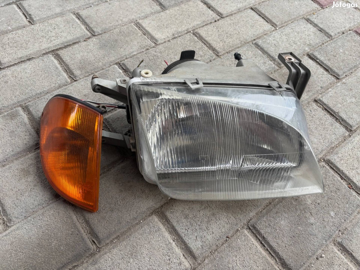 Suzuki Swift jobb első motoros fényszóró lámpa + index